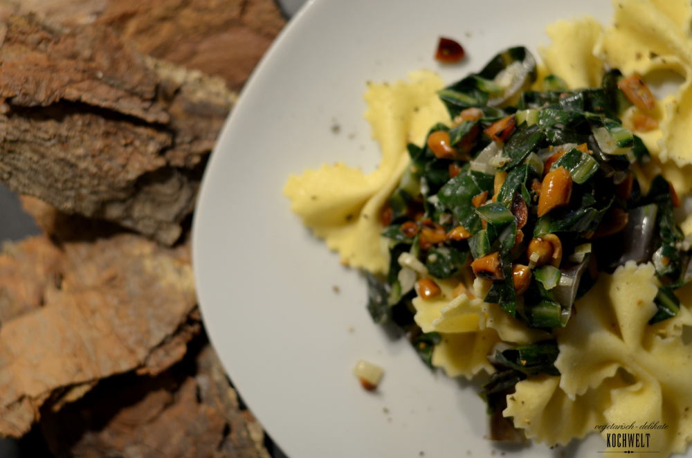 selbstgemachte Pasta mit Mangold-Erdnuss-Gemüse | VeggieKochwelt