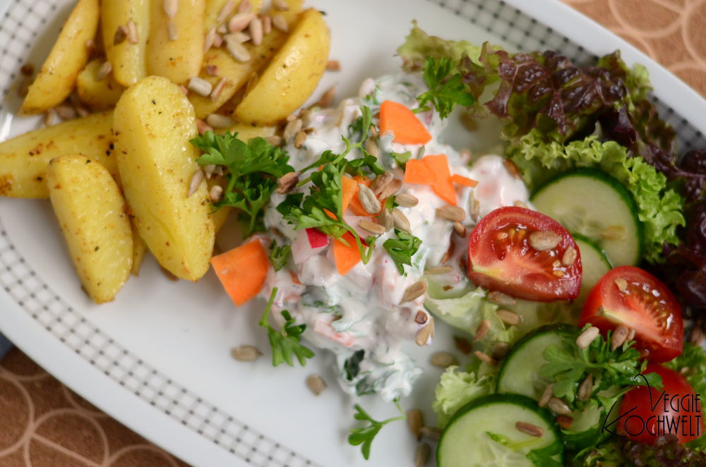 pikante Ofenkartoffelspalten mit Kräuterquark und Salat | VeggieKochwelt