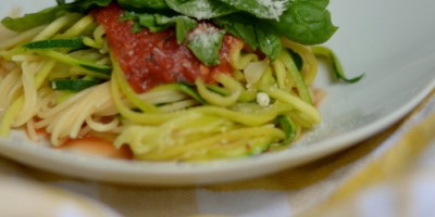 Zucchini-Spaghetti mit Tomatensauce und Spinat