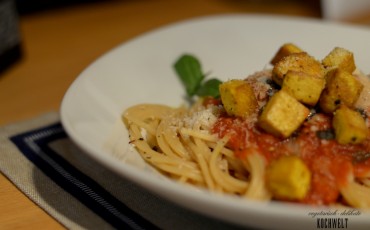 Spaghetti mit Tomatensauce und Tofu zuhause