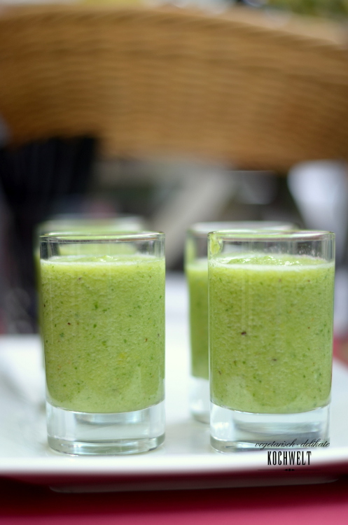 grüne smoothies in Gläsern