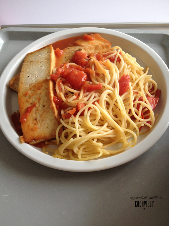 Spaghetti mit Tomatensauce und Tofu im Krankenhaus