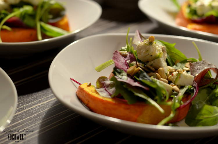 Ofen-Kürbis mit mariniertem Schafskäse auf einem Salatbett - VeggieKochwelt Ofen-Kürbis mit mariniertem Schafskäse auf einem Salatbett - VeggieKochwelt