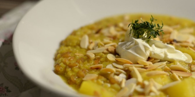 Linsen-Dinkel-Curry mit Ananas und Mandeln