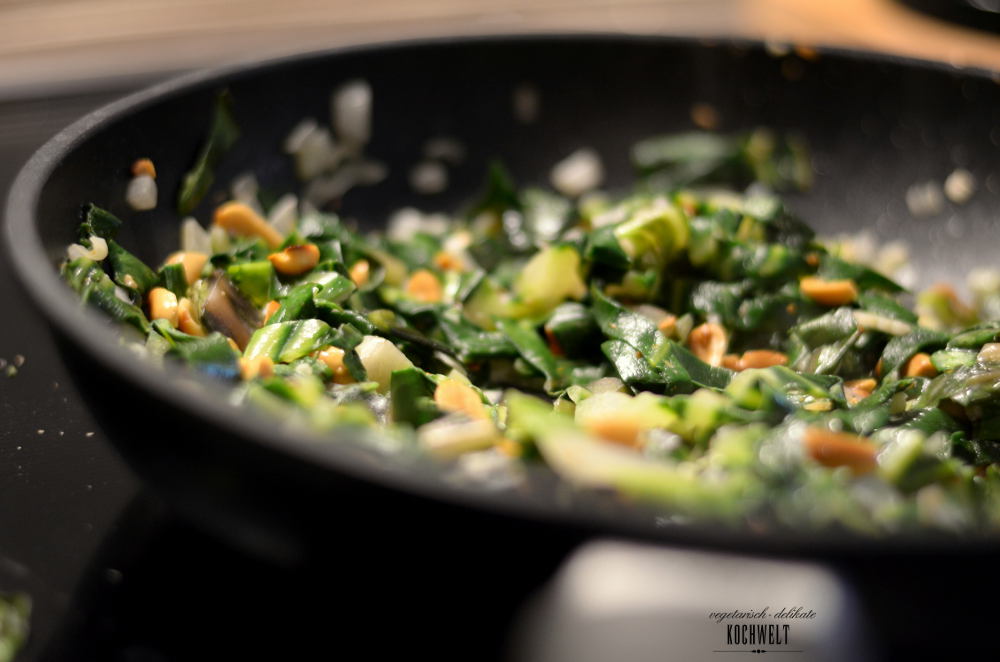 selbstgemachte Pasta mit Mangold-Erdnuss-Gemüse - VeggieKochwelt