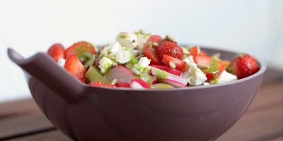 Bunter Salat mit einem Dressing aus Zitronenbasilikum und Rosenwasser