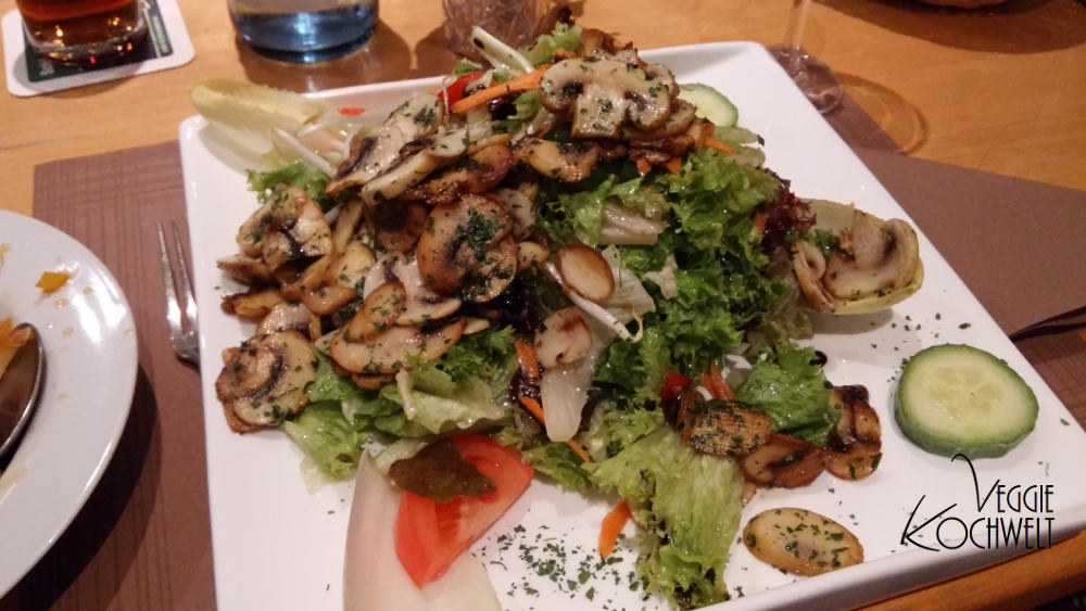 Salat mit gebratenen Pilzen