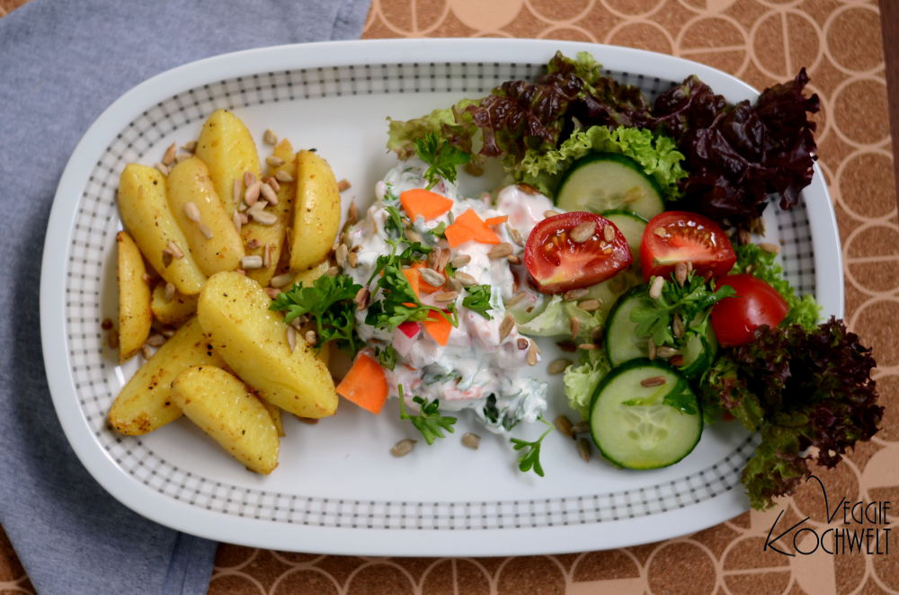 pikante Ofenkartoffelspalten mit Kräuterquark und Salat - VeggieKochwelt