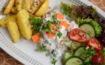Ofenkartoffeln mit Kräuterquark und Salat