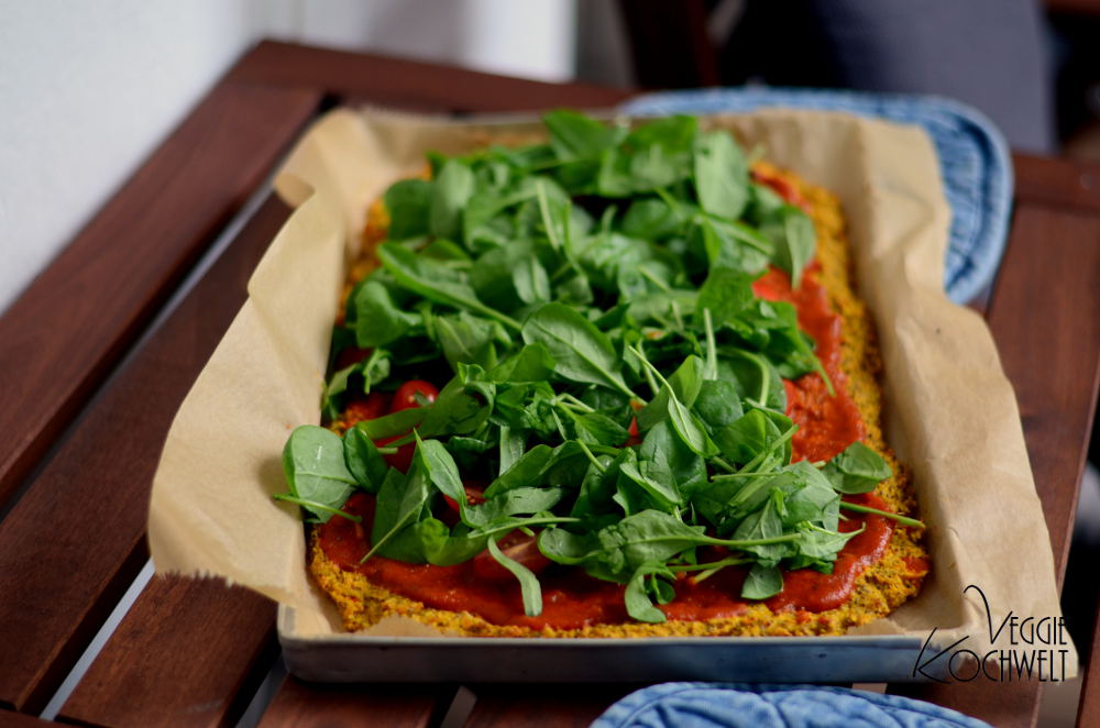 kuerbis-pizza-mit-spinat-und-tomaten