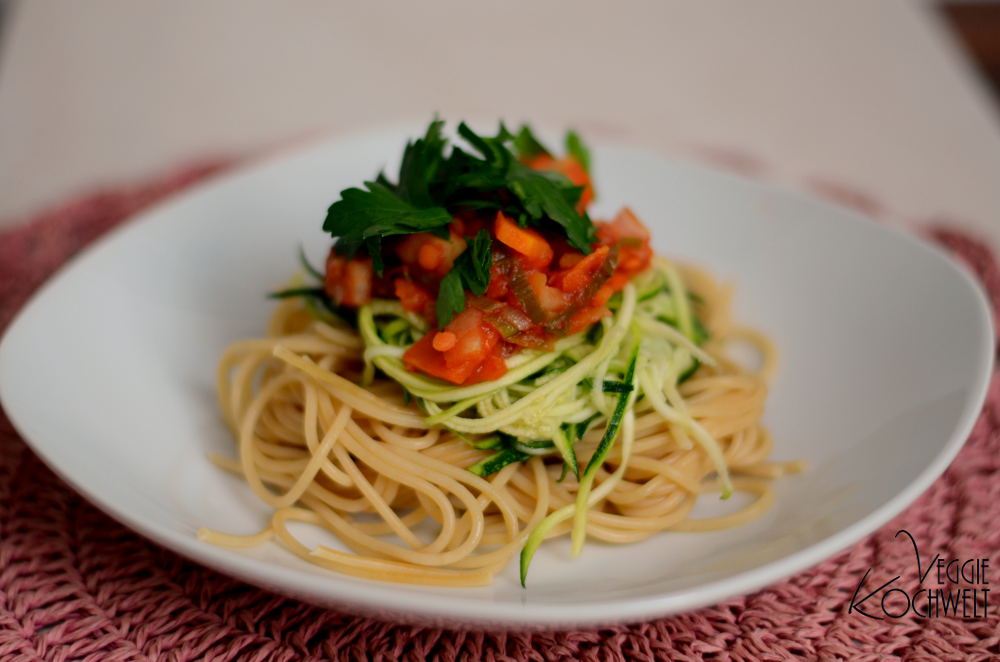 Vollkorn-Spaghetti mit veganer Gemüse-Linsen-Bolognese - VeggieKochwelt