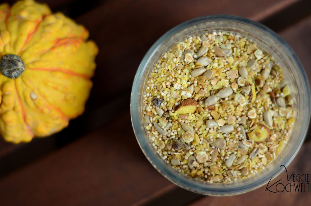 Kurkuma-Ingwer-Müsli mit getrockneten Pflaumen und Nüssen - VeggieKochwelt Kurkuma-Ingwer-Müsli mit getrockneten Pflaumen und Nüssen - VeggieKochwelt
