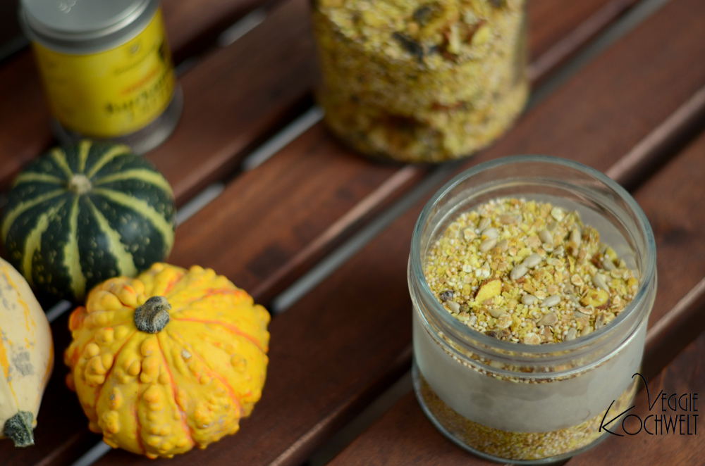 Kurkuma-Ingwer-Müsli mit getrockneten Pflaumen und Nüssen - VeggieKochwelt