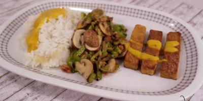 Gemüsepfanne mit Tempeh, Reis und einer Mango-Erdnuss-Sauce
