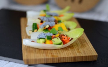 Chicorée-Schiffchen mit Mango-Salat