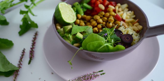 Gemüse-Bowl mit gerösteten Kichererbsen und Avocado - nährstoffwelt