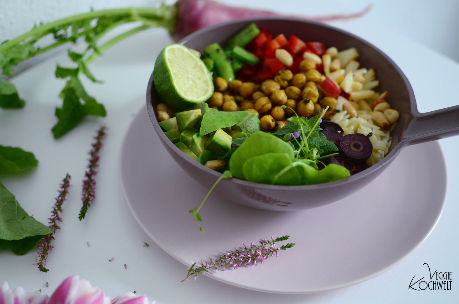 Gemüse-Bowl mit gerösteten Kichererbsen und Avocado - nährstoffwelt