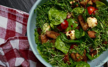 gekühlter Brot-Salat mit Spinat und Tomaten